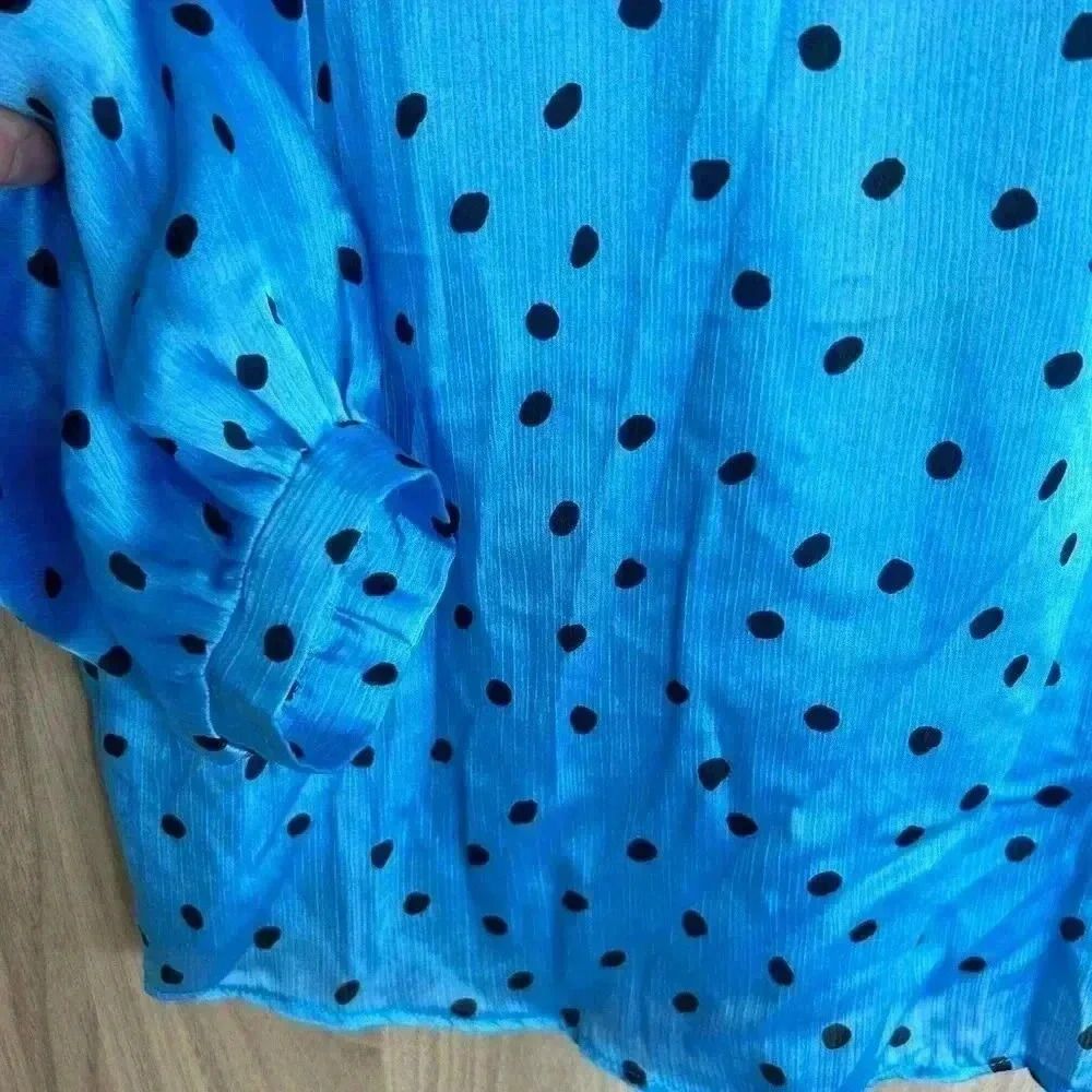 ZARA POLKA DOT BLOUSE WITH RUFFLES SATIN
EFFECT SIZE XS V Neck Ties
Long Sleeves - Picture 9 of 10